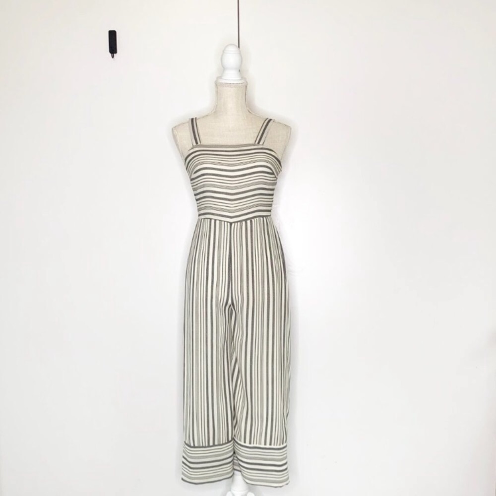 Super cute black and ivory cropped pant romper with straps.